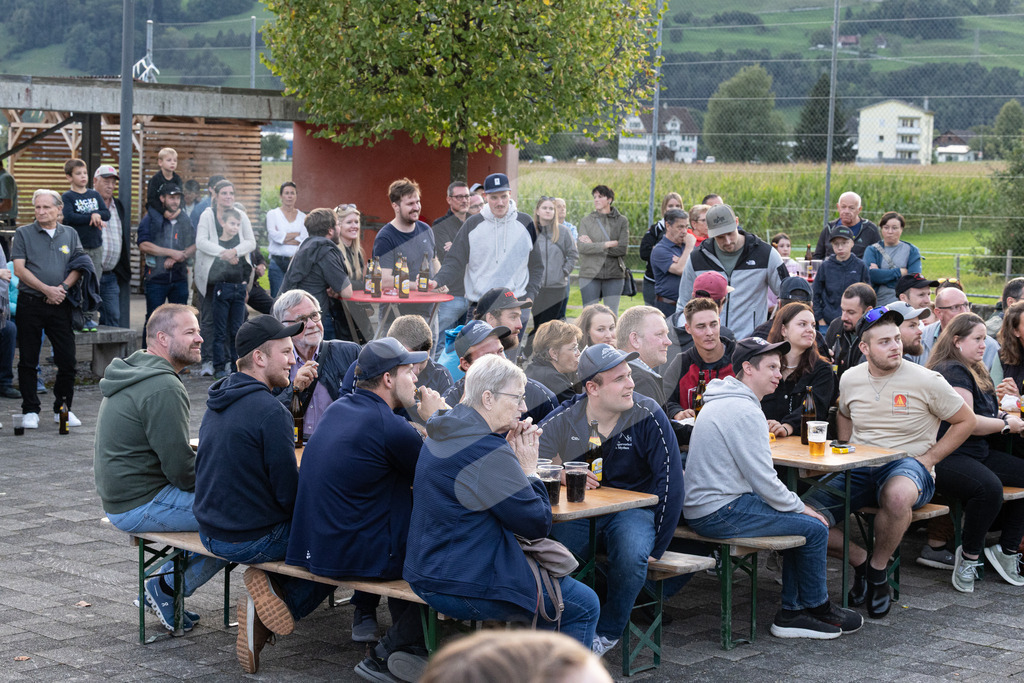 ESAF2025_Empfang_8477 | Die Schwinger des Schwyzer Kantonalen Schwingerverbandes: Fotos, die Dynamik und Leidenschaft festhalten, sowie emotionale Momente aus dem traditionellen Schwingsport zeigen. - Realisiert mit Pictrs.com