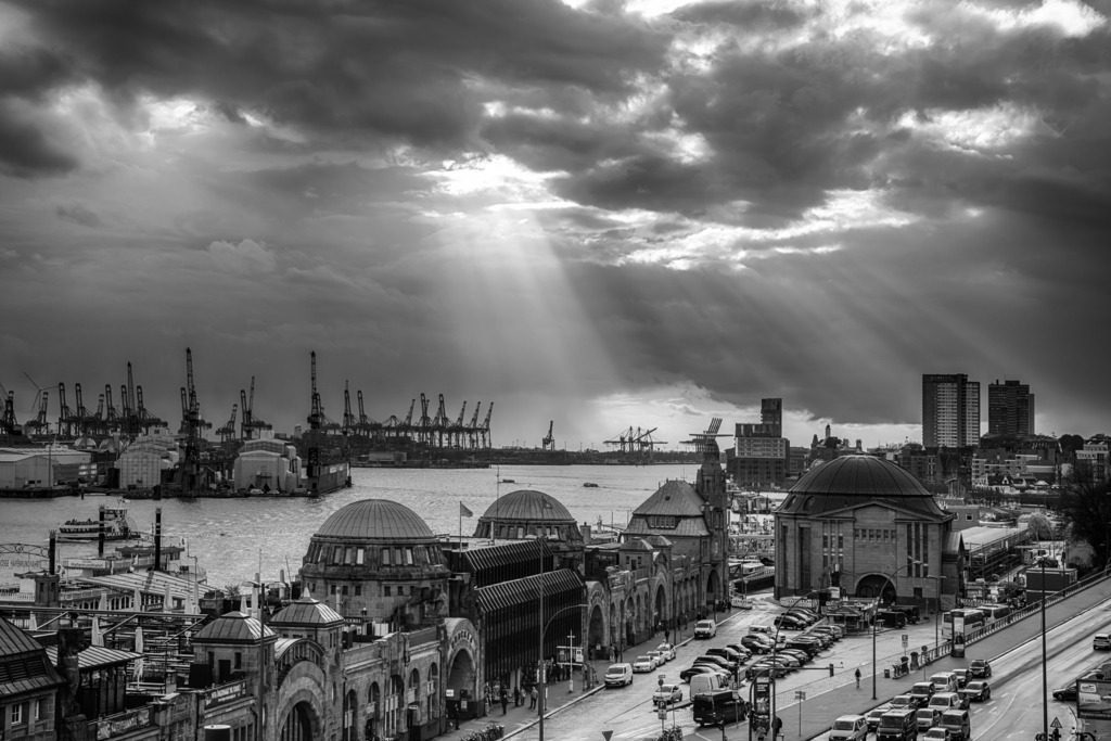 10230777 - Dramatisches Licht | Blick auf die Landungsbrücken, den alten Elbtunnel und den Hamburger Hafen bei einer eindrucksvollen Lichtstimmung.