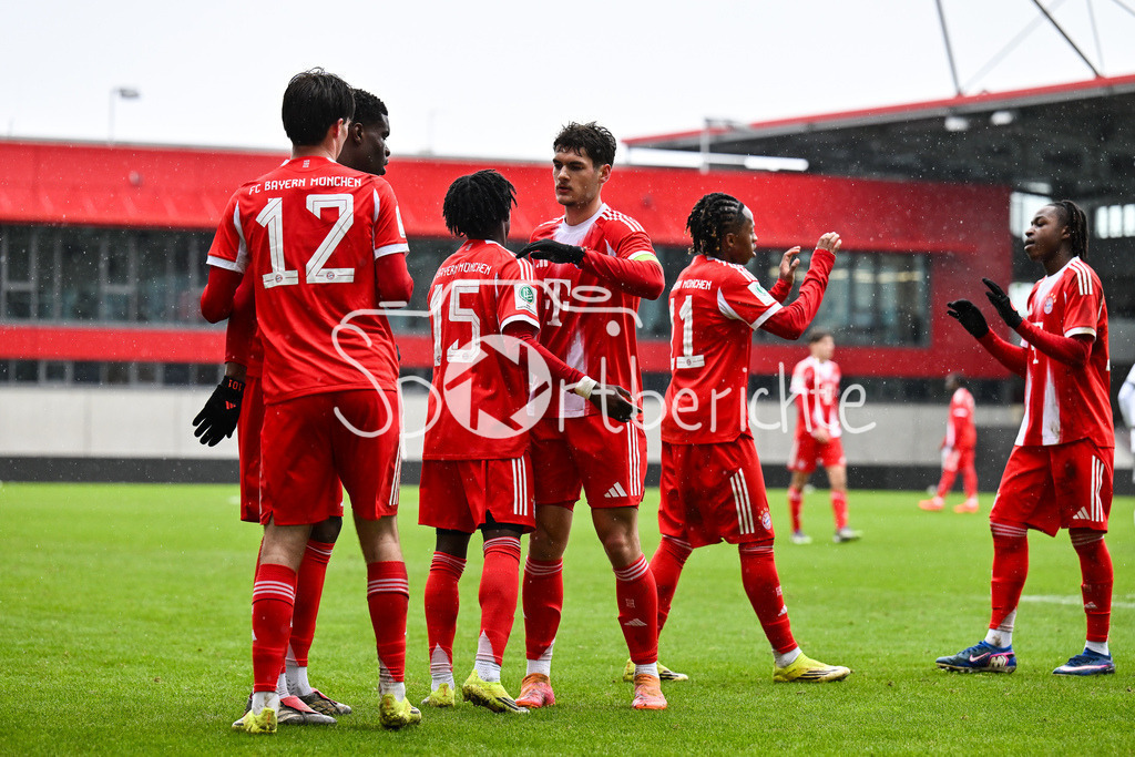 FC Bayern München - Berliner Athletik Klub | MUNICH, GERMANY - 21. FEBRUARY: Jubel der kleinen Bayern nach dem Treffer zum 5-1 durch Wisdom MIKE (FC Bayern München U19 11) / Tor / Torschuetze / Freude / Happy / während dem Spiel zwischen der U19 des FC Bayern München und der U19 des Berliner Athletik Klubs am 3. Spieltag der DFB-U19 Nachwuchsliga am FC Bayern Campus