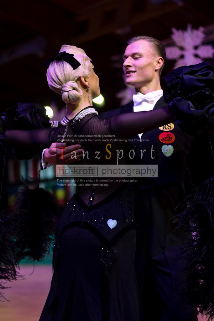 20241215_WDSF_Int_Open_Std-Riga-9409 | Tanzsportbilder, Standardtanz, Lateintanz, WDSF, DTV, LTVB, dancecomp, goc, hessen tanzt, blaues band der spree, walzer, tango, wiener walzer, slowfox, quickstepp, samba, rumba, cha-cha-cha, paso doble. jive, hd-kroft photography, turniertanzsport
