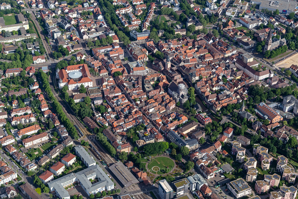 Luftbild: Historische Altstadt in Ettlingen im Bundesland Baden-Württemberg in Deutschland. Foto: IMG_131631.jpg vom 22.05.2022 durch Werner Riehm/FLY-FOTO.deEttlingen