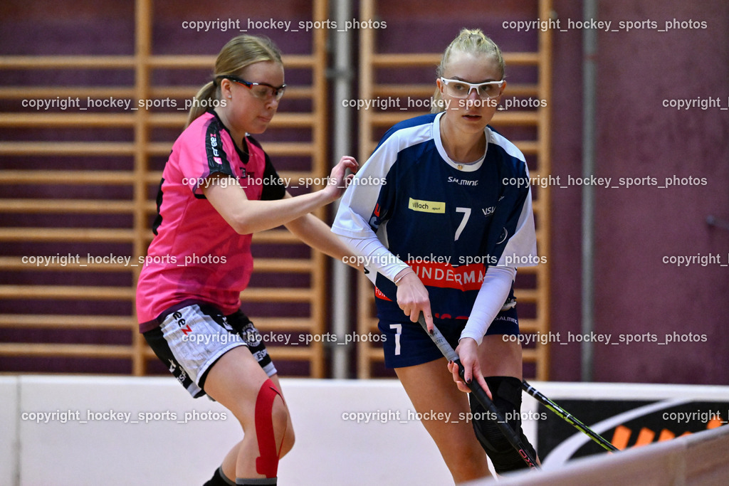 VSV Unihockey Damen vs. Wiener Floorballverein | #34 Pinja Pirttimäki Wiener Floorballverein, #7 Lina Heber VSV Unihockey, VSV Unihockey Damen vs. Wiener Floorballverein, VSV Unihockey Damen vs. Wiener Floorballverein am 22.11.2025 in Villach (Ballspielhalle Lind), Austria, (Photo by Bernd Stefan)