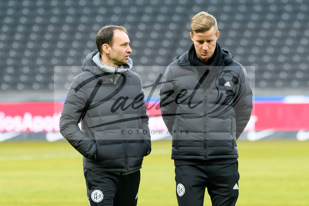 BSCFCB20220123_152 | Fussball, Herren: Schiedsrichter Bastian Dankert spricht mit Vierter Offizieller Arne Aarnik bei dem Spiel der 1. Bundesliga zwischen Hertha BSC und FC Bayern Muenchen im Olypiastadion am 23.01.2022 in Berlin, Deutschland.DFB / DFL REGULATIONS PROHIBIT ANY USE OF PHOTOGRAPHS AS IMAGE SEQUENCES AND/OR QUASI-VIDEO. - Realisiert mit Pictrs.com