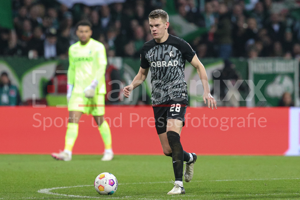 Fussball, Bundesliga, SV Werder Bremen - SC Freiburg | v.li.: Matthias Ginter (SC Freiburg, 28) am Ball, Einzelbild, Ganzkörper, Aktion, Action, Spielszene, DIE DFL-RICHTLINIEN UNTERSAGEN JEGLICHE NUTZUNG VON FOTOS ALS SEQUENZBILDER UND/ODER VIDEOÄHNLICHE FOTOSTRECKEN. DFL REGULATIONS PROHIBIT ANY USE OF PHOTOGRAPHS AS IMAGE SEQUENCES AND/OR QUASI-VIDEO.
