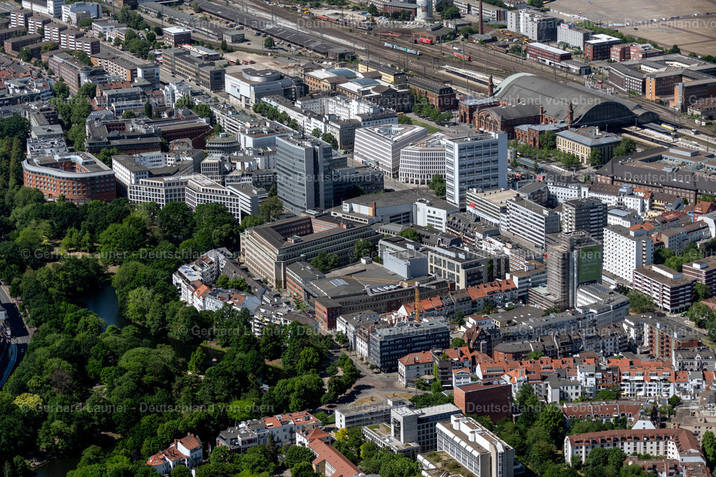 4029775 | BREMEN 01.06.2020 Bürogebäude des Verwaltungs- und Geschäftshauses City Gate Bahnhofstraße Ecke Herdentorsteinweg - Bahnhofsplatz in Bremen, Deutschland. Weiterführende Informationen bei: Achim Griese Treuhandgesellschaft mbH,  KoHa Bauausführungen und Immobilien GmbH,  MAX DUDLER ARCHITEKTEN AG. // Building site office building Bahnhofstrasse corner Herdentorsteinweg in Bremen, Germany. Further information at: Achim Griese Treuhandgesellschaft mbH,  KoHa Bauausfuehrungen und Immobilien GmbH,  MAX DUDLER ARCHITEKTEN AG. Foto: Gerhard Launer