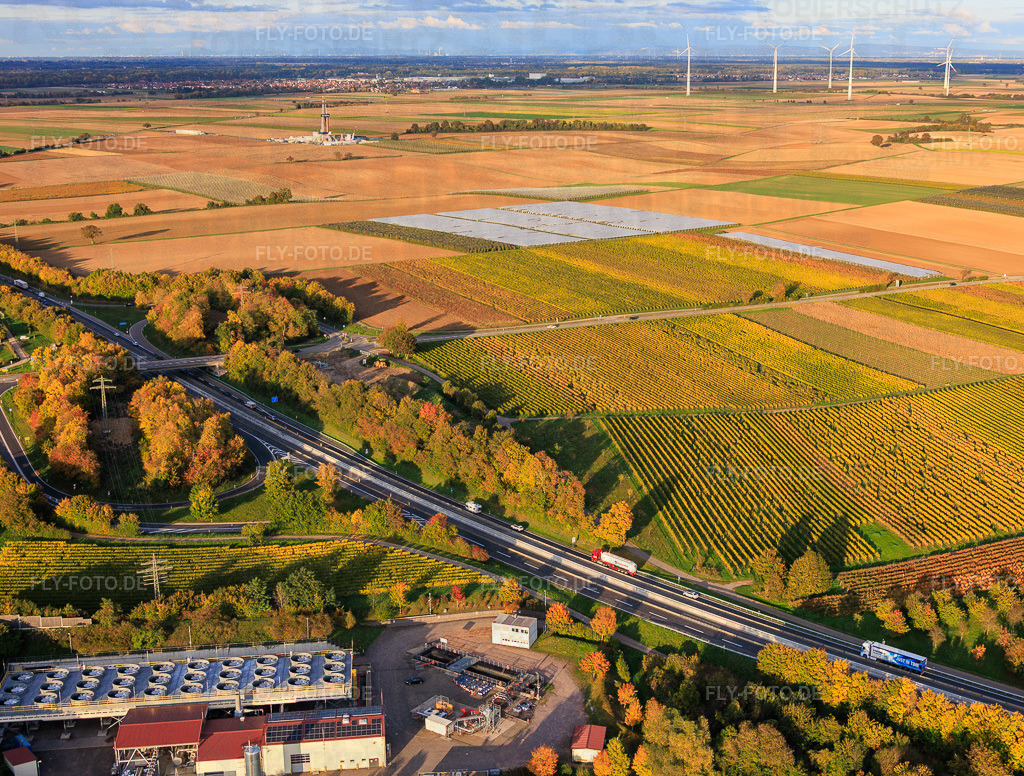 Geothermiekraftwerk Insheim zur Lithiumgewinnung durch die Vulcan Energy GmbH im Hintergrund Rig V20 der Vercana GmbH und der Windpark Offenbach https://v-er.eu/de/ https://v-er.eu/de/bohrungen/ | Luftbild: Geothermiekraftwerk Insheim zur Lithiumgewinnung durch die Vulcan Energy GmbH im Hintergrund Rig V20 der Vercana GmbH und der Windpark Offenbach https://v-er.eu/de/ https://v-er.eu/de/bohrungen/ in Insheim im Bundesland Rheinland-Pfalz in Deutschland. Foto: IMG_150267.jpg vom 15.10.2025 durch Werner Riehm/FLY-FOTO.de - Realisiert mit Pictrs.com