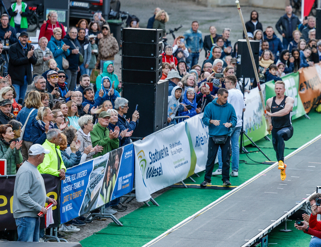 top-top.de 240913-201 | Foto, Video, Fotografie, Videografie, Fotobox, DJ, Discjockey, Musik, Musikbox, Veranstaltung, Photobooth, Amazon, Ebay, Buchtipp, Bestseller, Autor, Verlag, Buch, Wesel, Hamminkeln, NRW, Dinslaken, Rees, Drohne, Hochzeit, Party, Fotobox, Wesel, Fotograf