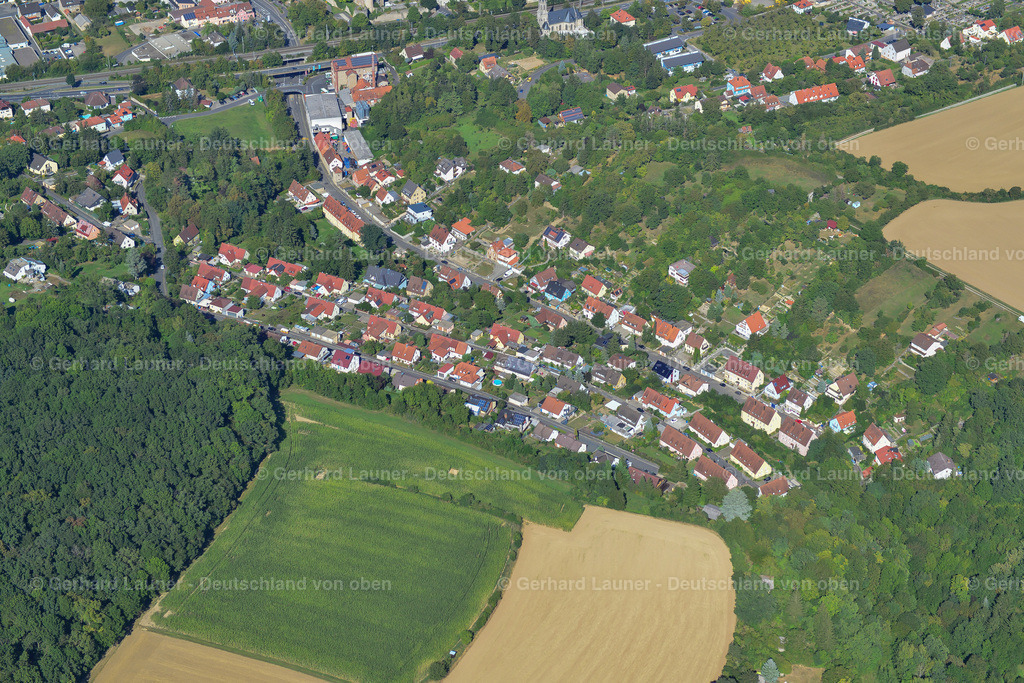 3650376 | HOHESTADT 31.08.2016 Wohngebiet einer Einfamilienhaus- Siedlung am Rande von landwirtschaftlichen Feldern in Hohestadt im Bundesland Bayern, Deutschland // Single-family residential area of settlement on the edge of agricultural fields in Hohestadt in the state Bavaria, Germany Foto: Gerhard Launer
