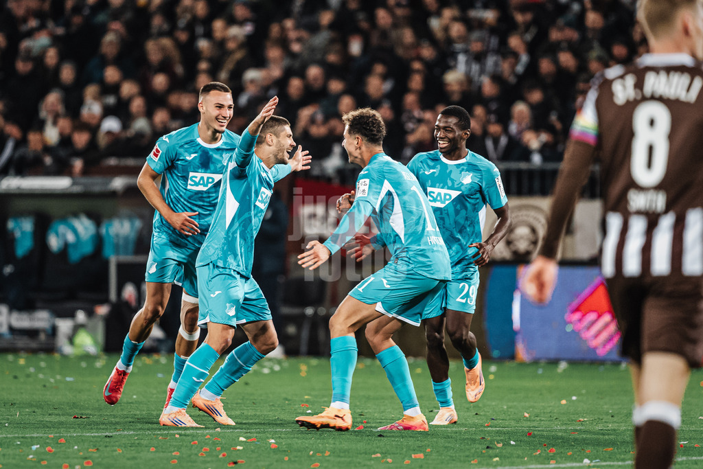 Fußball | Männer | Saison 2025/2026  | Fußball-Bundesliga | 07. Spieltag | FC St. Pauli vs. TSG Hoffenheim | 19.10.2025 | Torjubel von Andrej Kramaric (#27, TSG Hoffenheim) mitte links mit Fisnik Asllani (#11, TSG Hoffenheim) mitte rechts und Bazoumana Toure (#29, TSG Hoffenheim) rechts