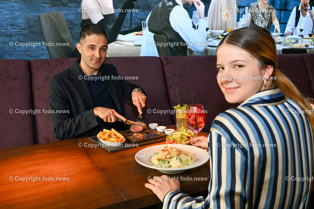 Plus City_ Steakhouse Abaccos_ 18.04.2024-22 | 18.04.2024, Pasching, AUT, Plus City, im Bild Steakhouse Abaccos, Dani und Luisa genissen ein Steak