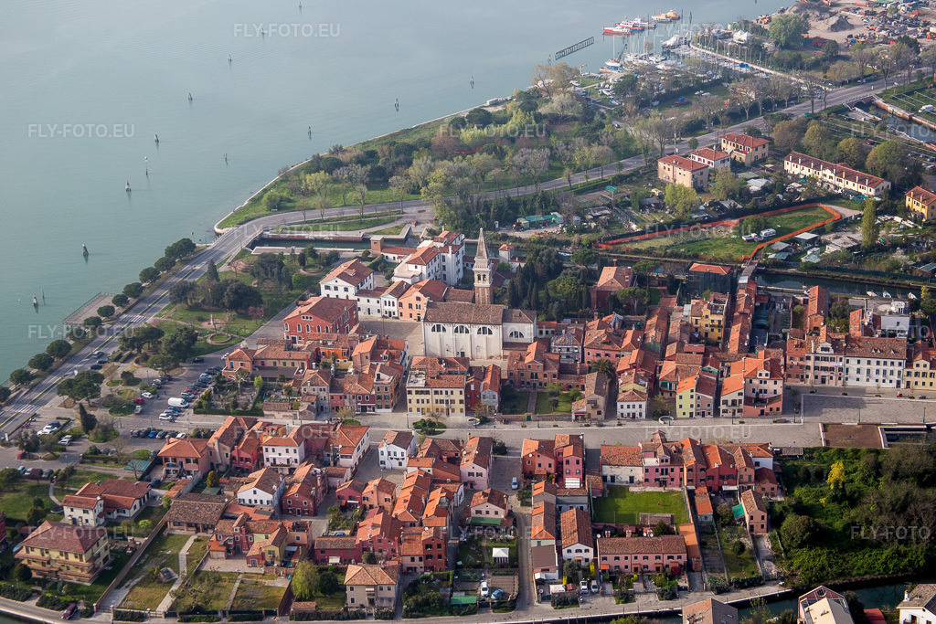 Vue aérienne: Dorfkern am Meeres- Küstenbereich des [§2] von [§1] im Ortsteil Malamoco in [§2] à le quartier Lido in Venedig dans le département Vénétie, Italie. Photo: IMG_087482.jpg prise le 06/04/2016 par Werner Riehm/FLY-FOTO.eu – Résolution de l'original: 5472 x 3648 px