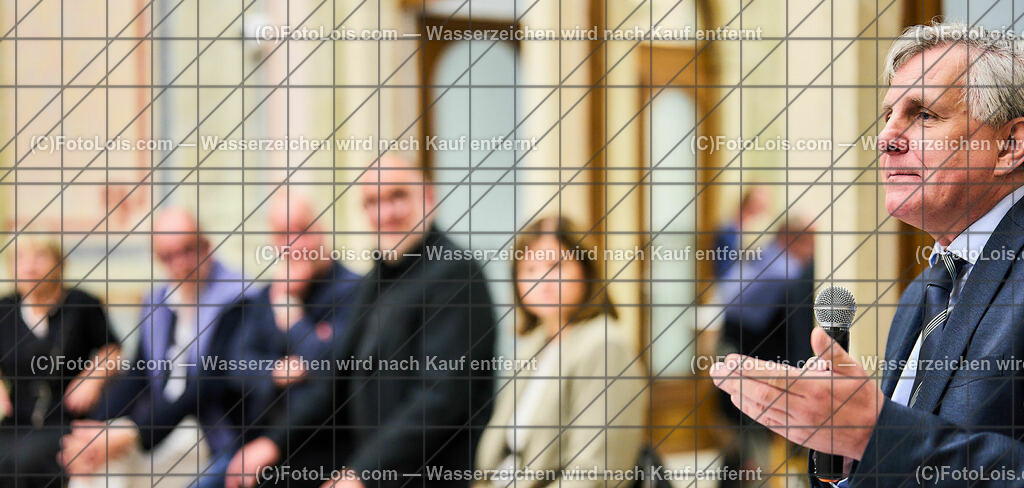 ALP6524_TdBerufsfotografie_Diskussion KI_Aurednik Michael | (C)FotoLois.com, Alois Spandl, Tage der NÖ Berufsfotografie in Baden, Posiumsdiskussion um die Künstliche Inteligenz in der Fotografie im Arnulf Rainer Museum Baden mit Gisela Kayser (Kuratorin und ehemalige künstlerische Leiterin und GF des Freundeskreis Willy-Brandt-Haus Berlin) Peter-Matthias Gaede (Journalist, ehem. Chefredakteur GEO), Michael Schnabl (Berufsfotograf in Graz, KI-Künstler), Christoph Künne (Docma), Michaela Habinger (Berufsfotografin NÖ), Michael Aurednik (Rechtsanwalt der NÖ Berufsfotografie), Christian Schörg (Landesinnungsmeister NÖ), Fr 6. Oktober 2023.
