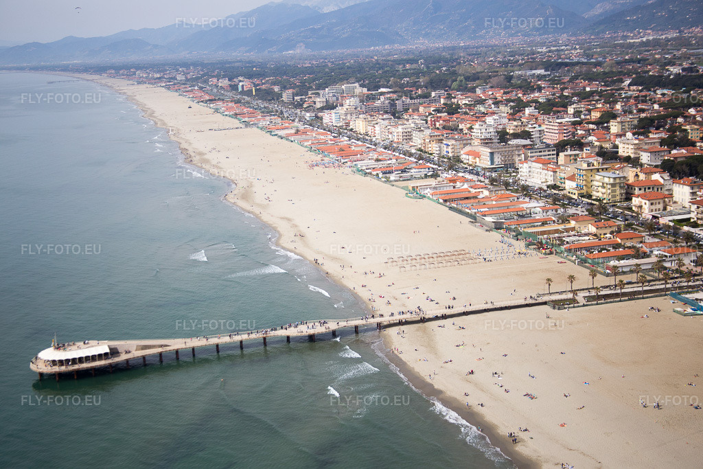 Vue aérienne: Vue de la ville à Lido di Camaiore dans le département Toscane, Italie – .Photo: IMG_086911.jpg prise le 03/04/2016 par Werner Riehm/FLY-FOTO.eu – Résolution de l'original: 5472 x 3648 px