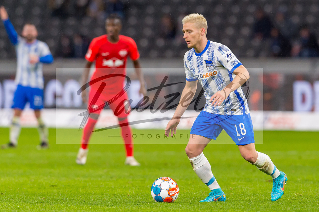 BSCRBL20220220_214 | Fussball, Herren: Santiago Ascacibar (Hertha BSC) in Aktion, am Ball, Einzelaktion bei dem Spiel der 1. Bundesliga zwischen Hertha BSC und RB Leipzig im Olypiastadion am 20.02.2022 in Berlin, Deutschland.DFB / DFL REGULATIONS PROHIBIT ANY USE OF PHOTOGRAPHS AS IMAGE SEQUENCES AND/OR QUASI-VIDEO. - Realisiert mit Pictrs.com