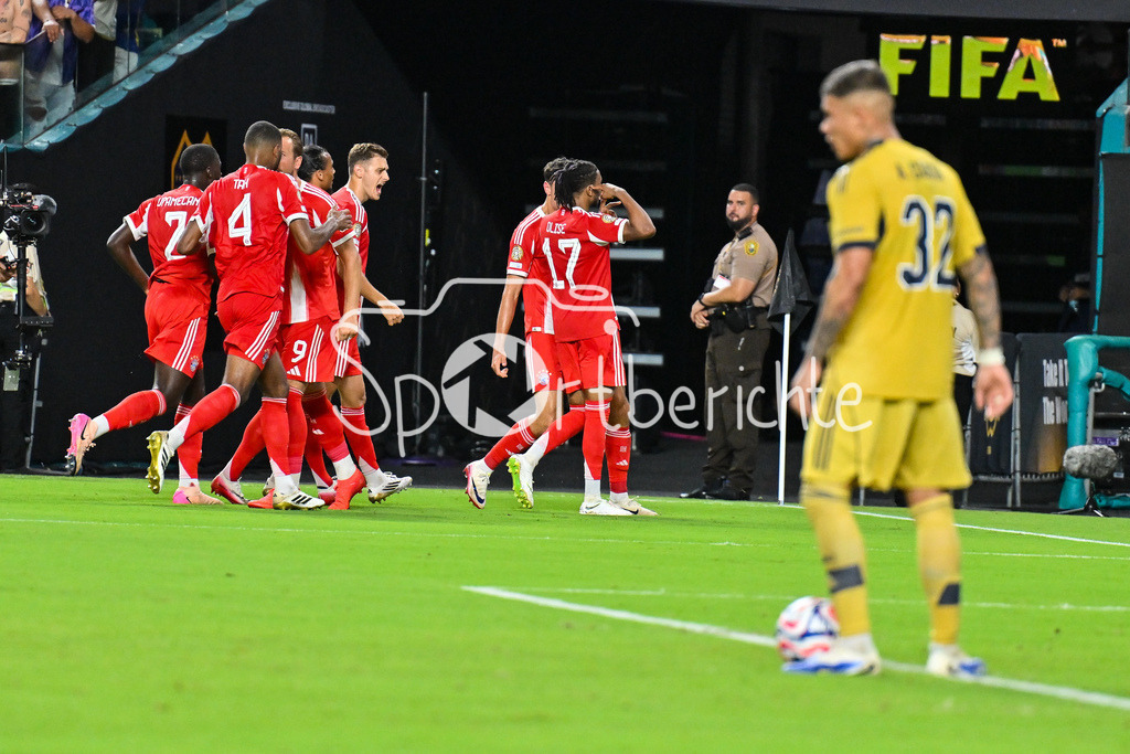 FC Bayern München - Boca Juniors | Jubel der Bayern nach dem Treffer zum 2-1 durch Michael OLISE (FC Bayern Muenchen 17) / Tor / Torschuetze / Freude / Happy / FIFA Club World Cup: FC Bayern Muenchen - Boca Juniors, Hard Rock Stadium am 20.06.2025 / NOT FOR SALE IN USA