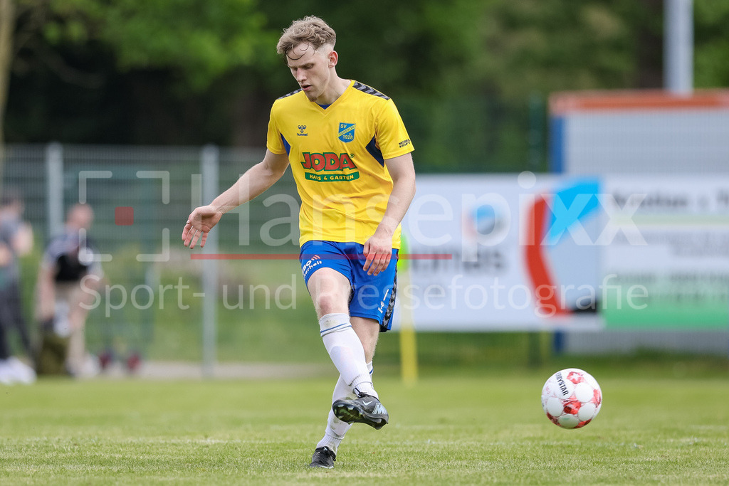 Fussball, Aufstiegsrunde Regionalliga Nord, SV Todesfelde - Blumenthaler SV | Pawel Erfmann (SV Todesfelde, 6) am Ball, Freisteller, Einzelbild, Ganzkörper, Aktion, Action, Spielszene
