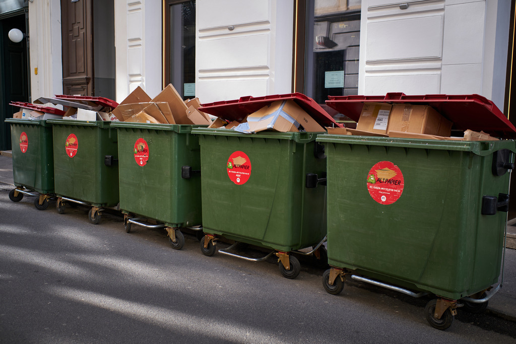 volle Papiercontainer in der Wiener Innenstadt | Wien, Austria - March 12, 2021: volle Papiercontainer in der Wiener Innenstadt vor der Abholung. - Realisiert mit Pictrs.com