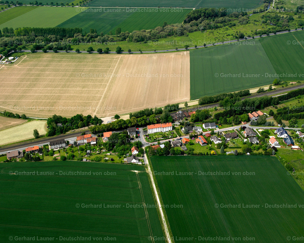 2638084 | OTHFRESEN 09.06.2006 Landwirtschaftliche Nutzflächen und Feldgrenzen  umsäumen das Siedlungsgebiet des Dorfes in Othfresen im Bundesland Niedersachsen, Deutschland // Agricultural land and field boundaries surround the settlement area of the village  in Othfresen in the state Lower Saxony, Germany Foto: Gerhard Launer