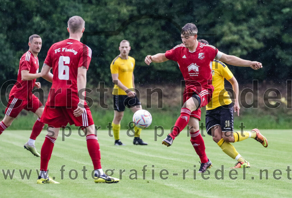 2023-07-29_028_FC_Finsing_gegen_SC_Kirchasch | Finsing, Deutschland, 29.07.2023:
Fußball, Kreisliga 2023 / 2024, 1. Spieltag, FC Finsing gegen SC Kirchasch, Endergebnis: 0:2

Valentin Bachmeier (FC Finsing, #6), Leonhard Hölzl (FC Finsing, #5), Stefan Hackl (SC Kirchasch, #11)

Foto: Christian Riedel / fotografie-riedel.net