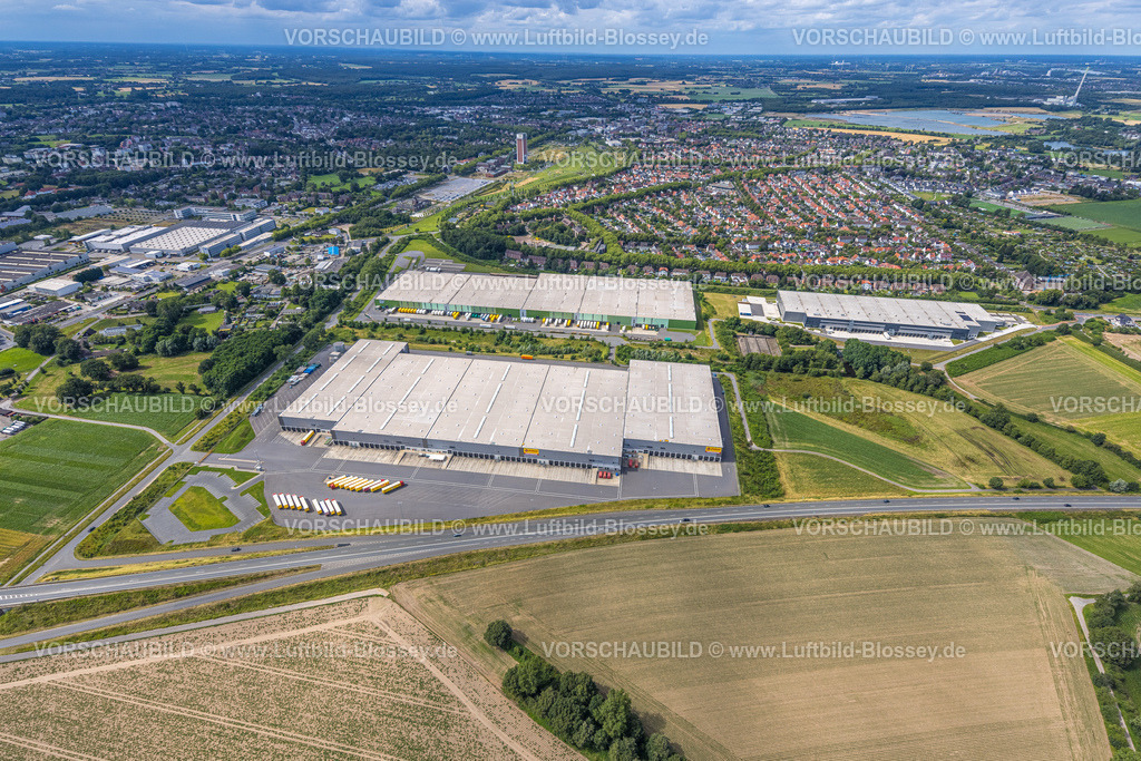 Kamp-Lintfort240705650 | Luftbild, duisport logport IV, Logistik Gewerbegebiet, E-Commerce-Unternehmen Chal-Tec Fulfillment GmbH, Poco Logistik Zentrum, Norddeutschlandstraße, Bohnen Logistik am Vinnmannsweg, Ortsansicht Kamp-Lintfort Süd, hinten der Zechenpark LAGA Park und Förderturm,  Fernsicht und blauer Himmel mit Wolken, Lintfort, Kamp-Lintfort, Ruhrgebiet, Nordrhein-Westfalen, Deutschland