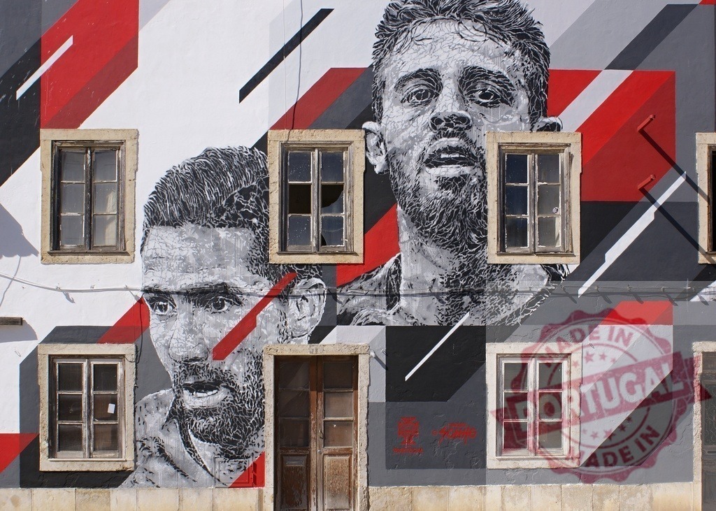 Bernardo Silva and Ruben Dias mural by Vhils in Lisbon | Vhils street art mural depicting footballers Bernardo Silva and Ruben Dias on a facade - Realisiert mit Pictrs.com