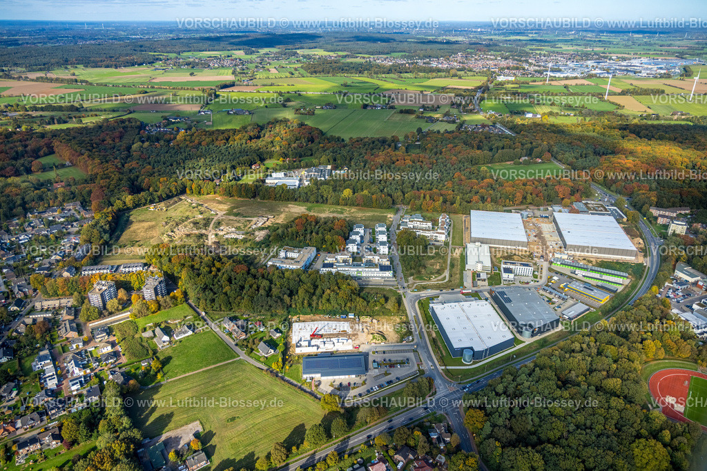 Emmerich251005430 | Luftbild, Neubebauung Kasernengelände der ehemaligen Moritz-von-Nassau-Kaserne, Baugebiet Georg-Elser-Straße, neues Wohngebiet Moritz-von-Nassau-Straße und Mona Gewerbepark, Emmerich, Emmerich am Rhein, Nordrhein-Westfalen, Deutschland