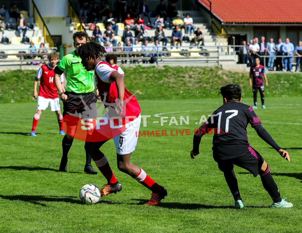 AUSTRIA U15 - MEXICO U15 | KENNETH ADEJENUGHURE (Austria #9) Juan Velarde (Mexico #17) MARCEL STÖHR (Austria #14) Gadler Philip (Referee) ; AUSTRIA U15 - MEXICO U15 am 29.04.2022 in Arnoldstein
(Sportplatz), AUSTRIA, (Photo by Ernst Krawagner sport-fan.at) - Realisiert mit Pictrs.com