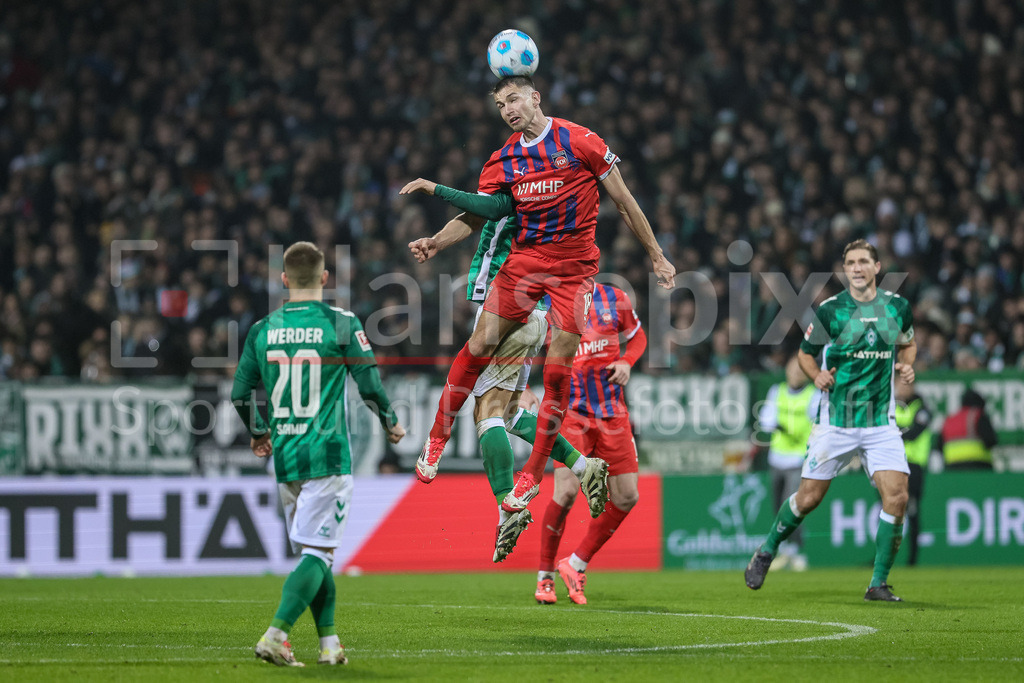 Fussball, Bundesliga, SV Werder Bremen - 1. FC Heidenheim | v.li.: Marvin Pieringer (1. FC Heidenheim, 18) im Kopfballduell, Kopfball, Zweikampf, Action, Aktion, Spielszene, DIE DFL-RICHTLINIEN UNTERSAGEN JEGLICHE NUTZUNG VON FOTOS ALS SEQUENZBILDER UND/ODER VIDEOÄHNLICHE FOTOSTRECKEN. DFL REGULATIONS PROHIBIT ANY USE OF PHOTOGRAPHS AS IMAGE SEQUENCES AND/OR QUASI-VIDEO.