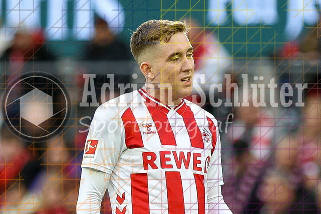 1. FC Köln vs FC Augsburg - 1. Bundesliga  | Köln, Deutschland, 18.10.25:   Isak Johannesson (1. FC Köln) schaut waehrend des Spiels der 1. Bundesliga zwischen  1. FC Köln vs FC Augsburg im RheinEnergieStadion(Foto von Brauer-Fotoagentur / Adrian Schlueter)