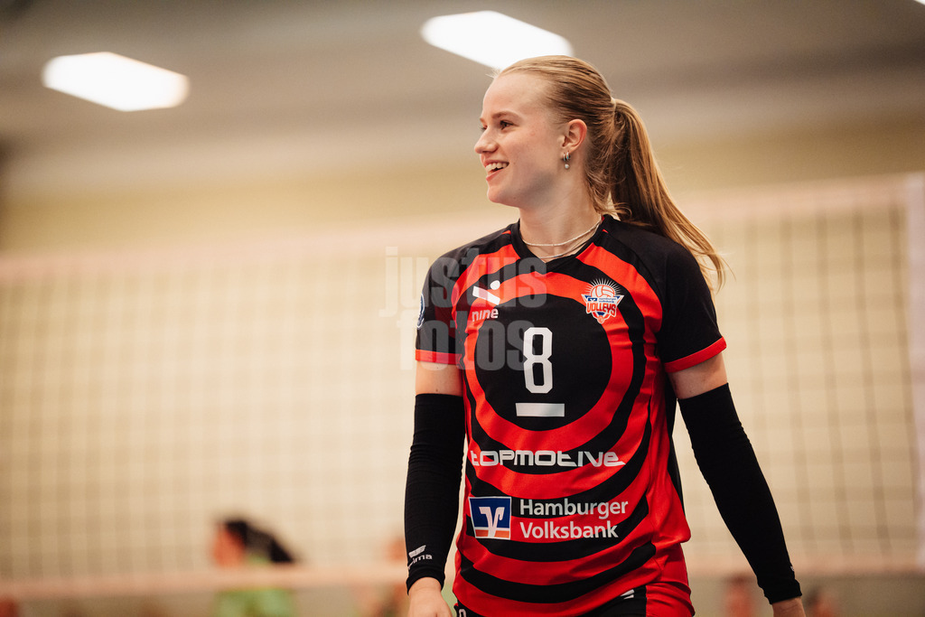 Volleyball | Frauen | Saison 2025/2026 | Volleyball Bundesliga | ETV Hamburger Volksbank Volleys vs. Ladies in Black Aachen | 29.10.2025 | Zoe Konjer (#8, ETV Hamburger Volksbank Volleys) beim Aufwärmen