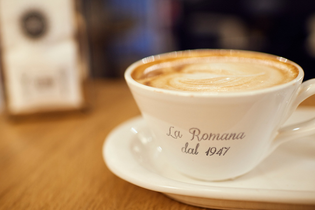 Gelateria la Romana | Wien, Austria - December 21, 2017: Gelateria la Romana; eine Tasse Cappuccino. - Realisiert mit Pictrs.com