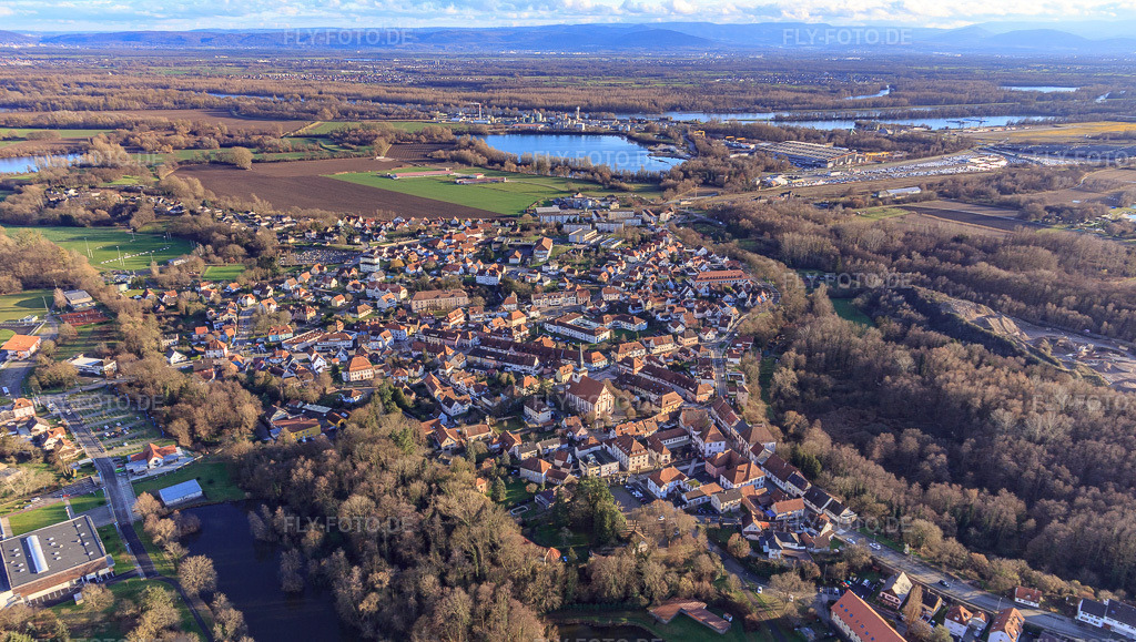Luftbild: Stadtübersicht aus Westen in Lauterbourg im Bundesland Bas-Rhin in Frankreich. – Foto: IMG_135726.jpg vom 03.01.2023 durch Werner Riehm/FLY-FOTO.de – Auflösung des Originals: 5444 x 3080 px
