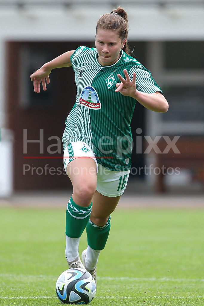 Fussball, Testspiel Frauen, Borussia Mönchengladbach - SV Werder Bremen | v.li.: Emilie Bernhardt (SV Werder Bremen, 16) Freisteller, Einzelbild, Ganzkörper, Aktion, Action, Spielszene