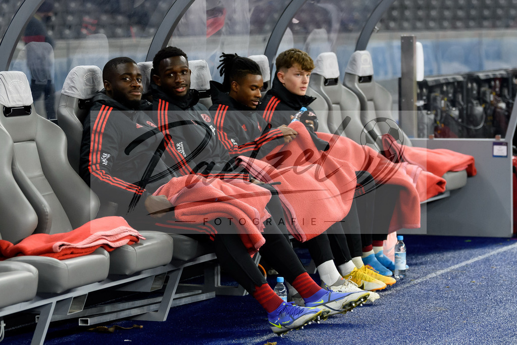 BSCFCB20220123_222 | Fussball, Herren: Dayot Upamecano (FC Bayern Muenchen), Tanguy Nianzou (FC Bayern Muenchen), Omar Richards (FC Bayern Muenchen) und Paul Wanner (FC Bayern Muenchen) sitzen auf der Bank bei dem Spiel der 1. Bundesliga zwischen Hertha BSC und FC Bayern Muenchen im Olypiastadion am 23.01.2022 in Berlin, Deutschland.DFB / DFL REGULATIONS PROHIBIT ANY USE OF PHOTOGRAPHS AS IMAGE SEQUENCES AND/OR QUASI-VIDEO. - Realisiert mit Pictrs.com
