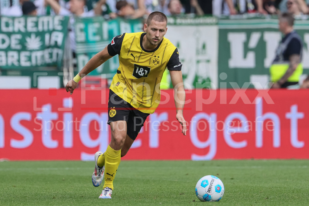 Fussball, Bundesliga, SV Werder Bremen - Borussia Dortmund | v.li.: Waldemar Anton (Borussia Dortmund, BVB, 3) am Ball, Freisteller, Einzelbild, Ganzkörper, Aktion, Action, Spielszene, DIE DFL-RICHTLINIEN UNTERSAGEN JEGLICHE NUTZUNG VON FOTOS ALS SEQUENZBILDER UND/ODER VIDEOÄHNLICHE FOTOSTRECKEN. DFL REGULATIONS PROHIBIT ANY USE OF PHOTOGRAPHS AS IMAGE SEQUENCES AND/OR QUASI-VIDEO.