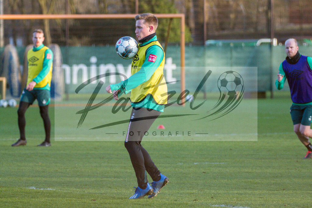 20200218_TRASVW_0058 | Fussball, Herren: Johannes Eggestein (Werder Bremen) in Aktion, am Ball, Einzelaktion waehrend der Trainingseinheit des SV Werder Bremen auf dem wohninvest Weserstadion Trainingsplatz am 18.02.2020 in Bremen, Deutschland. - Realisiert mit Pictrs.com