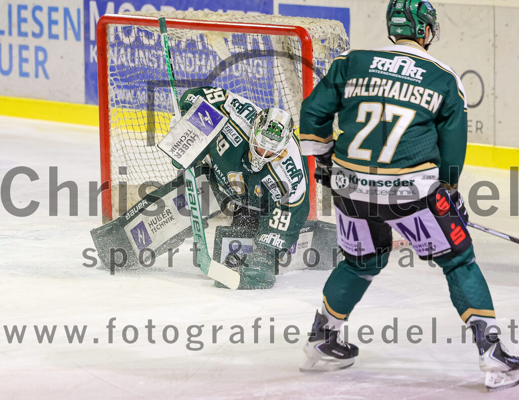 2025-11-25_054_TSV_Erding_gegen_EHF_Passau_Black_Hawks | Erding, Deutschland, 25.11.2025:Eishockey, Oberliga Süd 2025 / 2026, 20. Spieltag, TSV Erding gegen EHF Passau Black Hawks, Endergebnis: 2:3 n.V.Torwart Leon Meder (Erding Gladiators, #39), Mark Waldhausen (Erding Gladiators, #27)Foto: Christian Riedel / fotografie-riedel.net
