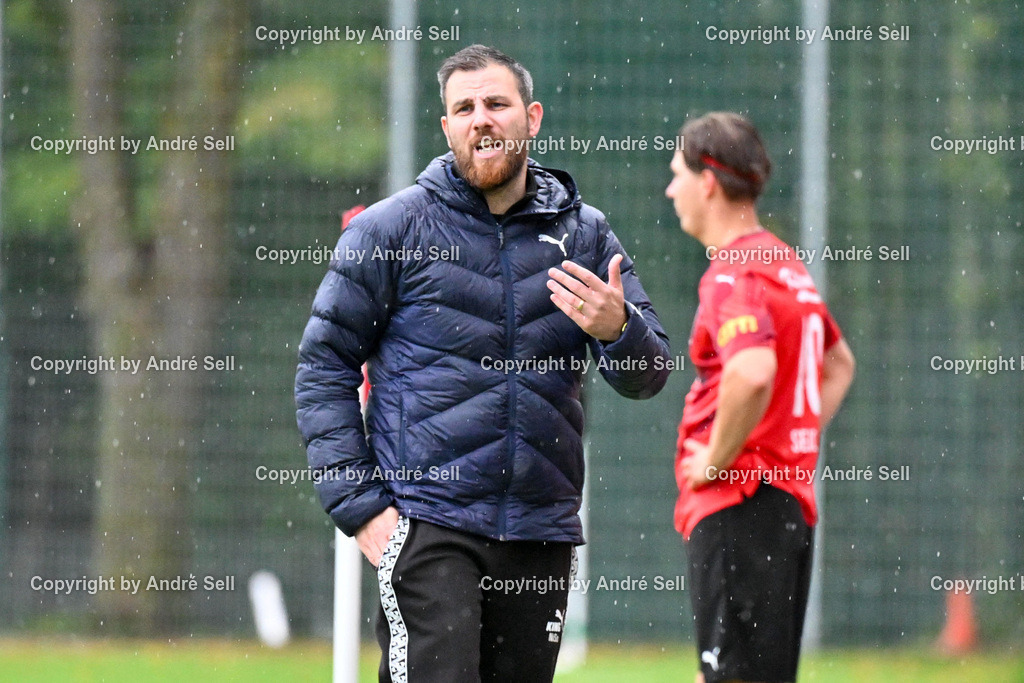 FC Kilia Kiel vs VfB Lübeck II - U21 | Trainer Nicola Soranno (Kilia) gestikuliert unzufrieden / Fußball-Oberliga Männer 2026/2027 / FC Kilia Kiel vs VfB Lübeck II - U21 / Kilia Sportplatz / Kiel / 10.10.26 - Realisiert mit Pictrs.com