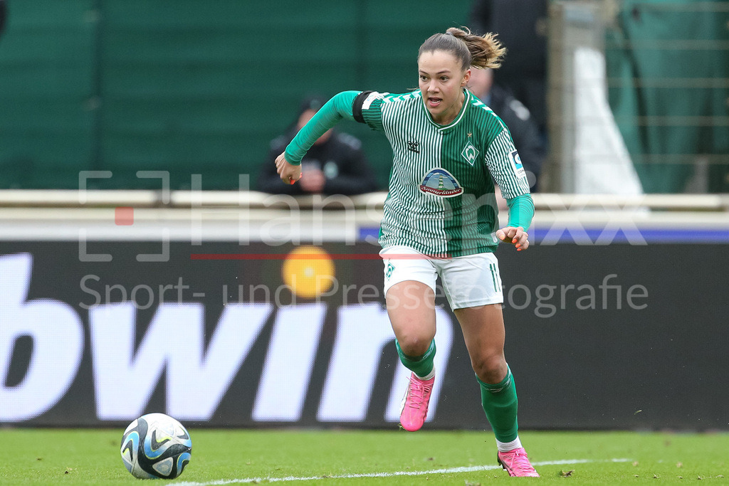 Fussball, Google Pixel Frauen-Bundesliga, SV Werder Bremen - 1. FC Nürnberg | v.li.: Maja Sternad (SV Werder Bremen, 11) am Ball, Freisteller, Einzelbild, Ganzkörper, Aktion, Action, Spielszene, DIE DFB-RICHTLINIEN UNTERSAGEN JEGLICHE NUTZUNG VON FOTOS ALS SEQUENZBILDER UND/ODER VIDEOÄHNLICHE FOTOSTRECKEN. DFB REGULATIONS PROHIBIT ANY USE OF PHOTOGRAPHS AS IMAGE SEQUENCES AND/OR QUASI-VIDEO.