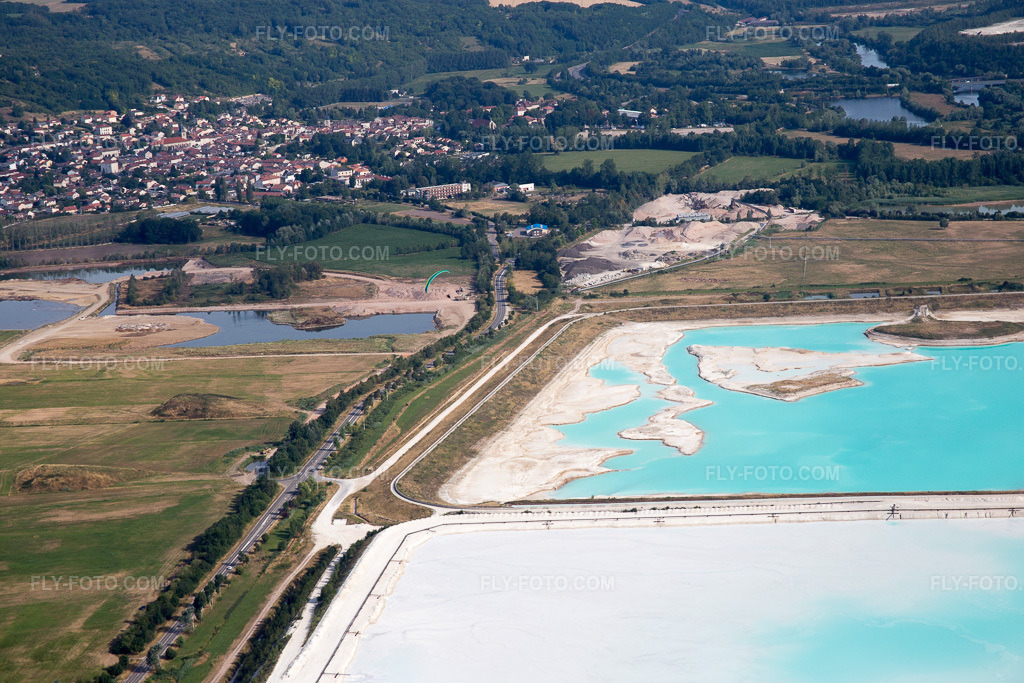 Aerial view: Brown and white salt pans for salt production in Rosières-aux-Salines in the state Meurthe et Moselle, France. – Photo: IMG_083135.jpg taken on 07/11/2015 by Werner Riehm/FLY-FOTO.com – Resolution of the original: 5472 x 3648 px