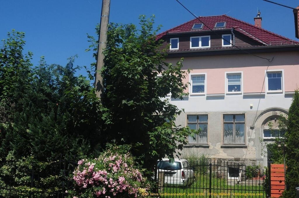 Geißmannsdorf-2026-Ortsbilder-350 | Geißmannsdorf bei Bischofswerda im Sommer 2026. Ein fotografischer Streifzug durch das Dorf Geißmannsdorf, mit Gebäuden, Straßen, Strohpuppen und geschmückten Vorgärten und Grundstücken anlässlich der 800-Jahr-Feier von Geißmannsdorf im Juni 2026 - Realisiert mit Pictrs.com