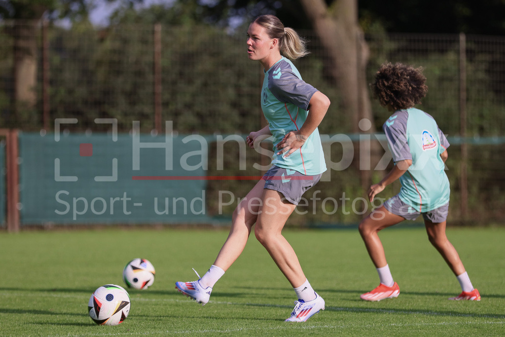 Fussball, Google Pixel Frauen-Bundesliga, Training SV Werder Bremen | v.li.: Juliane Wirtz (SV Werder Bremen, 28) am Ball, Einzelbild, Ganzkörper, Aktion, Action, Spielszene