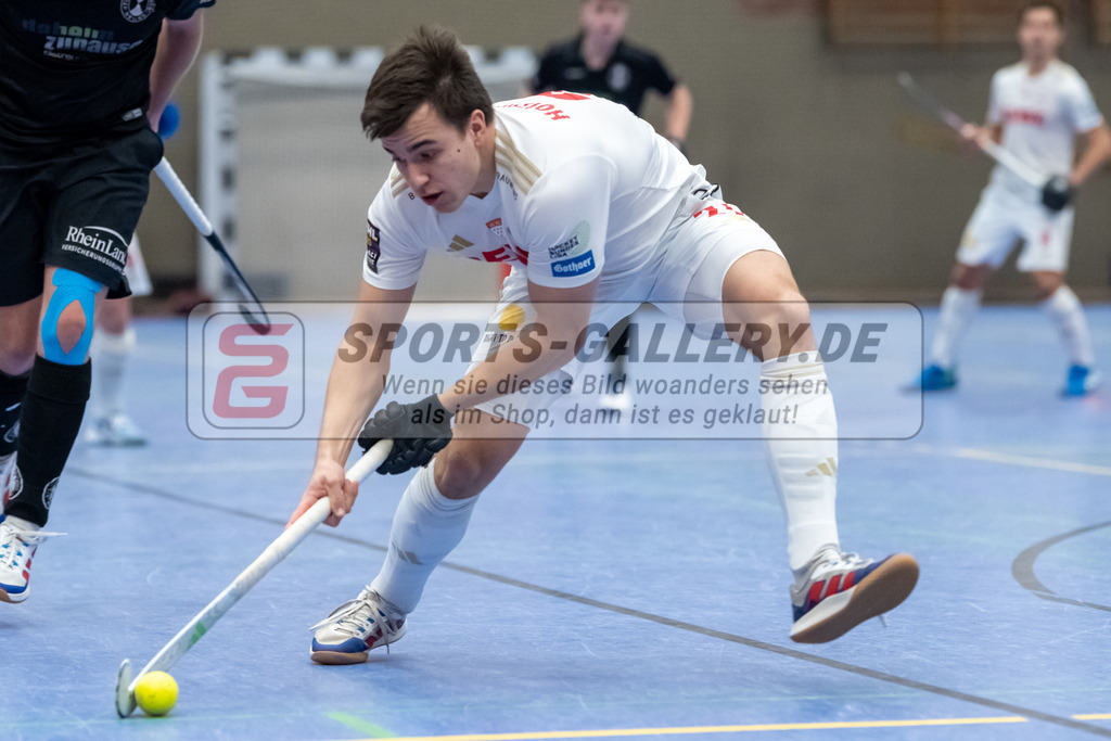 SFE_20240106_0095 | Neuss, Deutschland, 06.01.2024: Philip Holzmüller (Rot-Weiss Köln) in Aktion waehrend des Spiels der Halle 1. Bundesliga Herren zwischen SW Neuss vs Rot-Weiss Köln im Stadionhalle (SW Neuss) am 06.01.2024 in Neuss, Deutschland. (Foto von Stephan Fehrmann)

Neuss, Germany, 06.01.2024: Philip Holzmüller (Rot-Weiss Köln) in action during the game of Halle 1. Bundesliga Herren between SW Neuss vs Rot-Weiss Köln in Stadionhalle (SW Neuss) at 06.01.2024 in Neuss, Deutschland. (Foto von Stephan Fehrmann)
