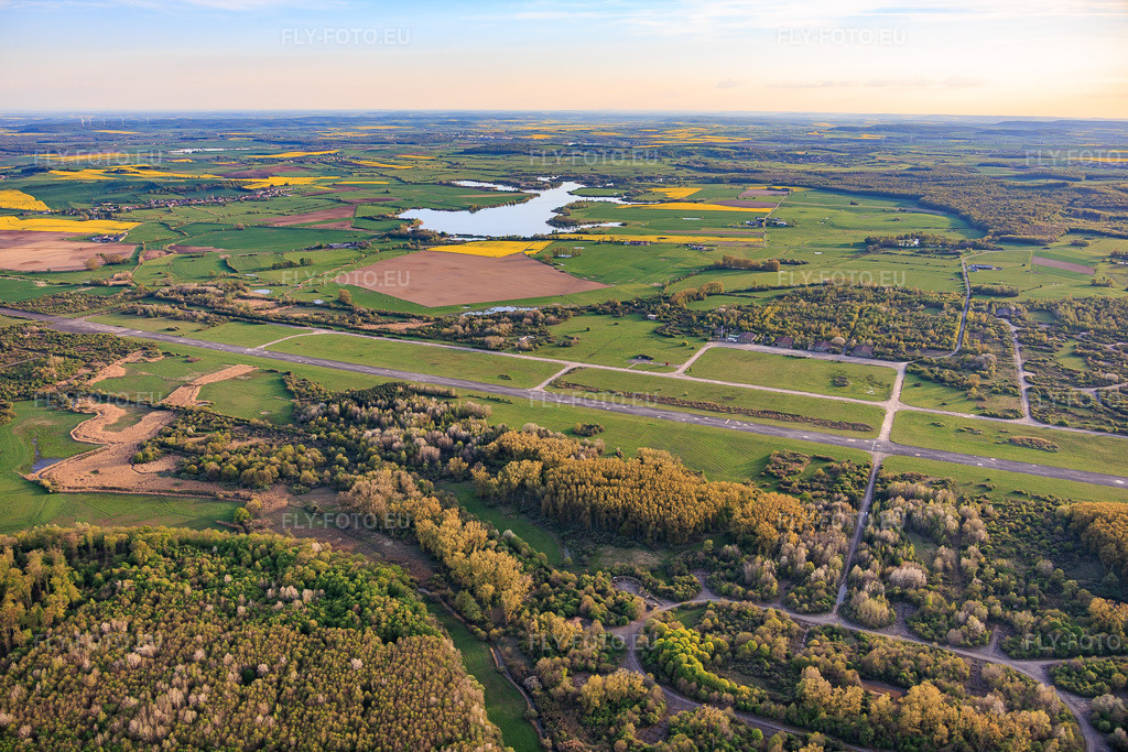 Vue aérienne: Piste de l'ancien aérodrome militaire de Grostenquin vue du nord-est à Bistroff dans le département Moselle, France.Photo: IMG_154735.jpg prise le 17/04/2026 par Werner Riehm/FLY-FOTO.euRésolution de l'original: 6000 x 4000 px