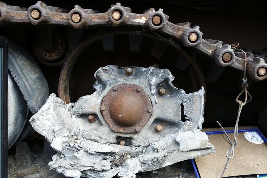 Deutschland: Panzerwrack aus der Ukraine vor der russischen Botschaft in Berlin | Deutschland, Berlin, 26.02.2023. Ein Panzerwrack steht seit dem Jahrestag des russischen Angriffs auf die Ukraine vor der russischen Botschaft in Berlin-Mitte. Der zerstörte Panzer vom Typ T-72 vor dem Gebäude Unter den Linden als Mahnmal gegen den Krieg stehen.