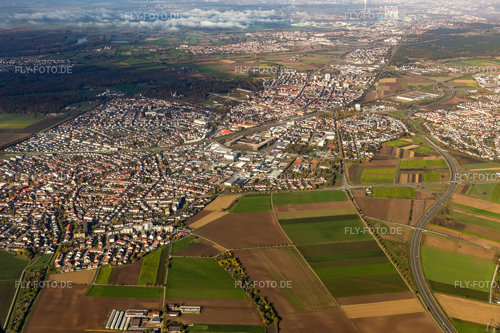 Ortsansicht der Straßen und Häuser der Wohngebiete | Luftbild: Ortsansicht der Straßen und Häuser der Wohngebiete in Oftersheim im Bundesland Baden-Württemberg in Deutschland. Foto: IMG_104239.jpg vom 31.10.2017 durch Werner Riehm/FLY-FOTO.de - Realisiert mit Pictrs.com