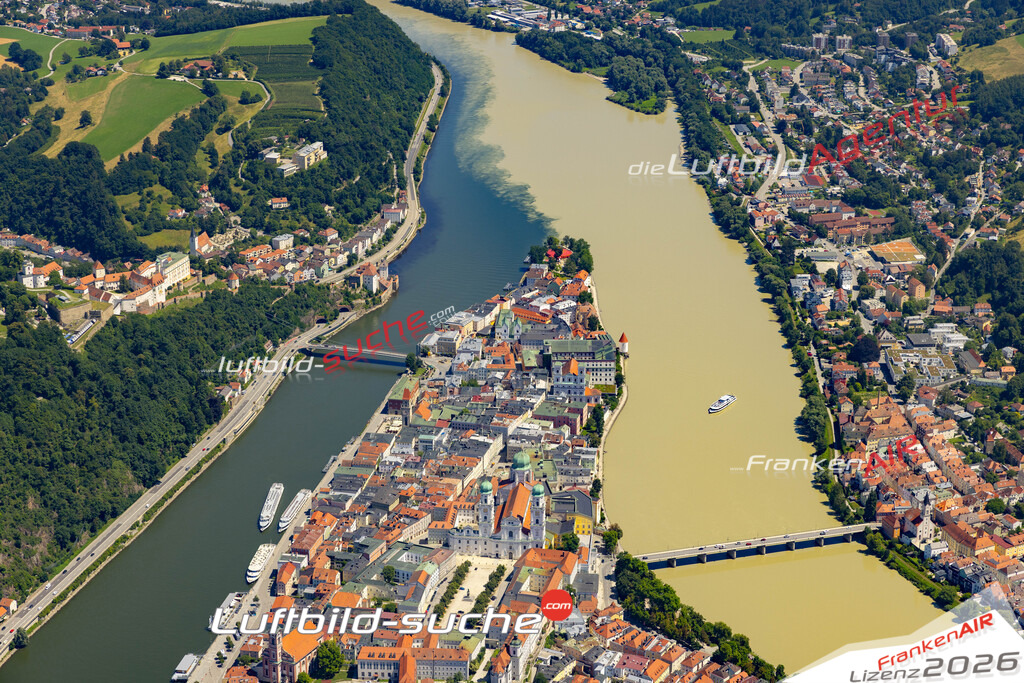 Die Luftaufnahme Altstadt - Passau wurde 2022 vom Flugzeug aus (keine Drohne) erstellt. Hohe Auflösung -für große Poster und Wandbilder geeignet - Garantiert!