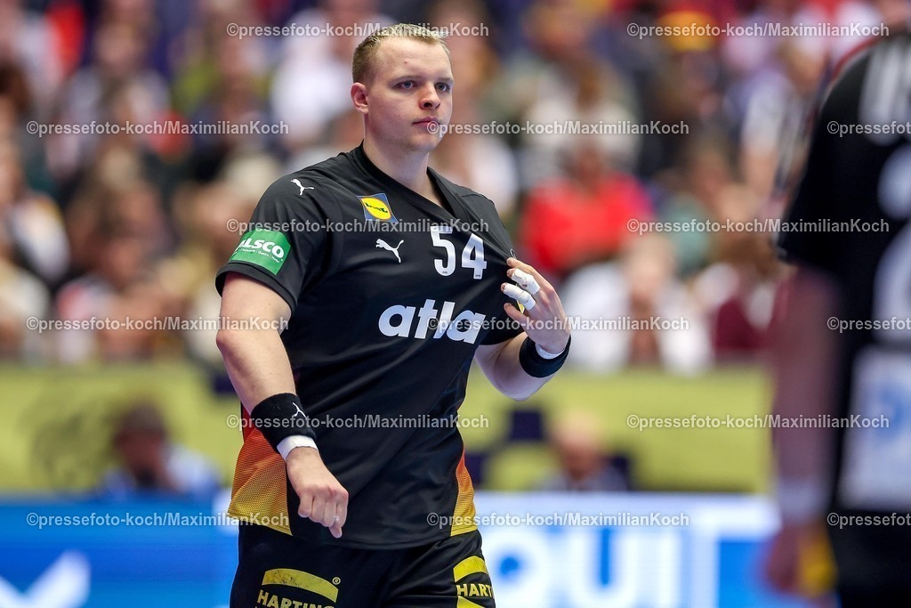EHF19012602177 | 19.01.2026, Handball, Men's EHF EURO 2026, Deutschland - Spanien, Jyske Bank Boxen in Herning, Dänemark, Preliminary Round:  Justus Fischer (Germany #54) gestikulierend auf dem Spielfeld  