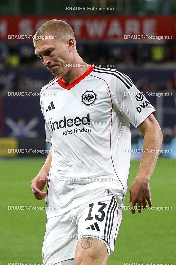Bayer 04 Leverkusen vs Eintracht Frankfurt - Bundesliga  | Leverkusen, Deutschland, 12.09.25:   Rasmus Kristensen (Eintracht Frankfurt) schaut waehrend des Spiels der Bundesliga zwischen  Bayer 04 Leverkusen vs Eintracht Frankfurt in der BayArena(Foto von Brauer-Fotoagentur / Adrian Schlueter)
