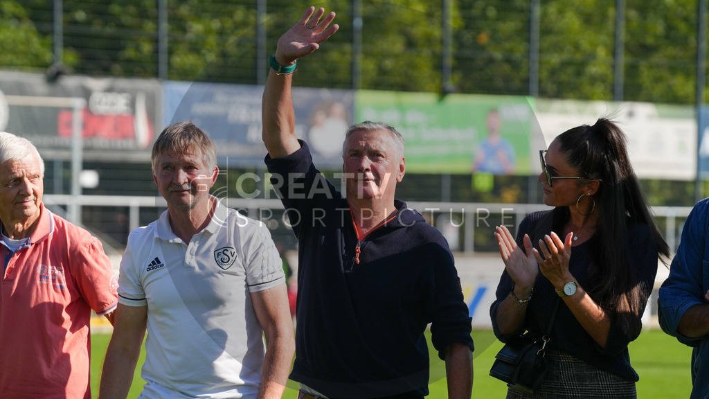 Fußball, Herren, Saison 2025/2026, Regionalliga Nordost, 10. Spieltag, FSV 63 Luckenwalde vs. BSG Chemie Leipzig, Samstag 27.09.2025, Werner-Seelenbinder-Stadion Luckenwalde, | Fußball, Herren, Saison 2025/2026, Regionalliga Nordost, 10. Spieltag, FSV 63 Luckenwalde vs. BSG Chemie Leipzig, Samstag 27.09.2025, Werner-Seelenbinder-Stadion Luckenwalde, Im Bild: Ex DDR-Oberliga Profi Uwe Schulz (m.) steht in der Halbzeitpause auf dem Platz des Luckenwalder Werner-Seelenbinder-Stadions. - Realisiert mit Pictrs.com